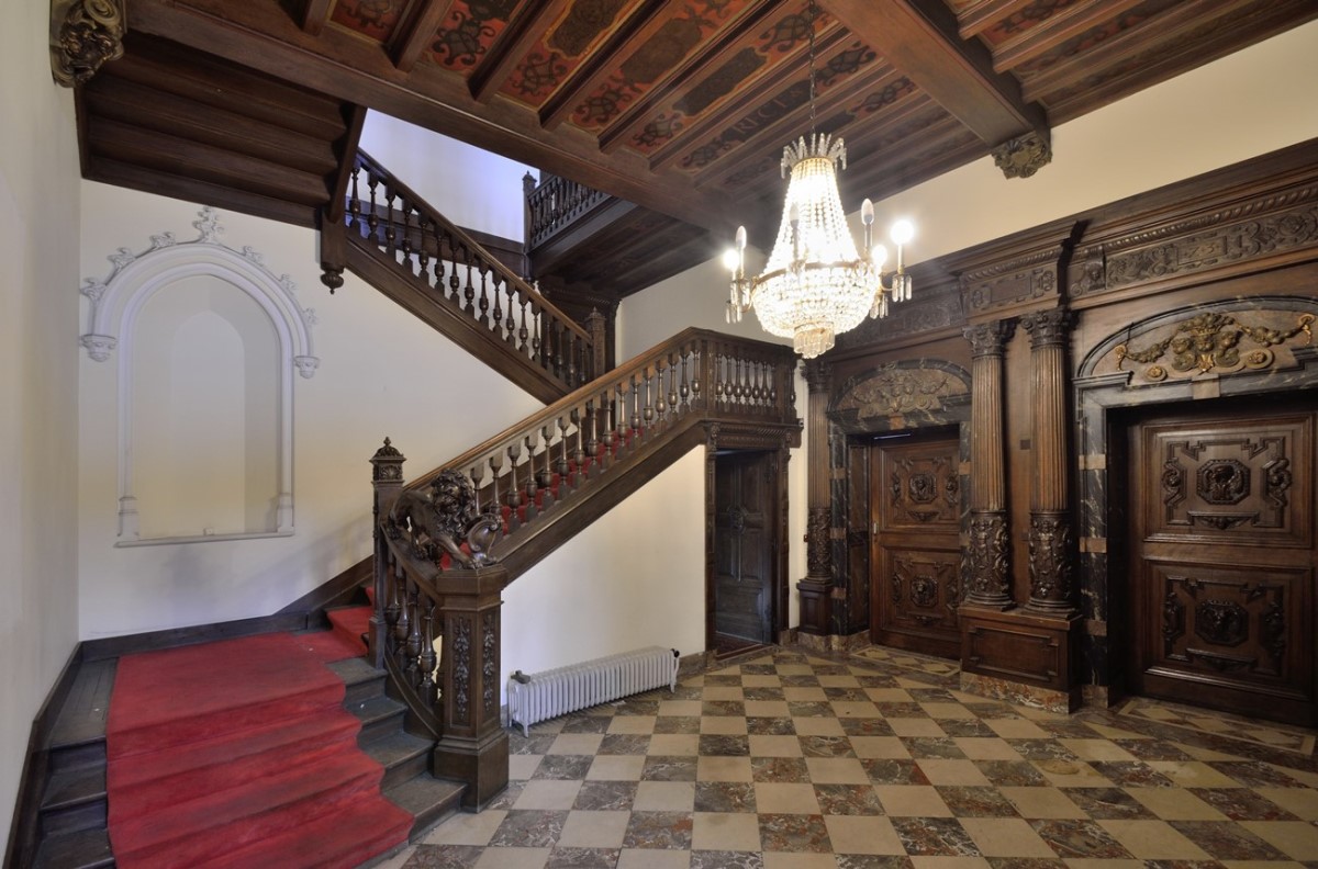 Escalier d'honneur — sol damier, lustre cristal